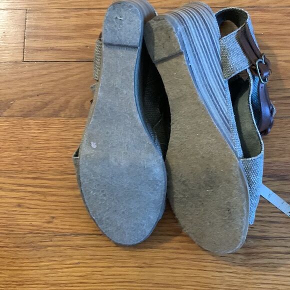 Blowfish EUC beige/brown peep toe wedge sandals Size 6 - Picture 6 of 6